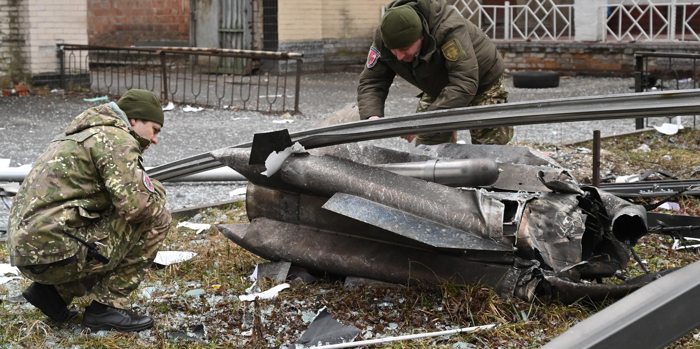 A Rússia iniciou, na madrugada desta quinta-feira (24), uma invasão da Ucrânia, com ataques aéreos em todo o país, incluindo na capital Kiev, e a entrada de forças terrestres ao norte, leste […]