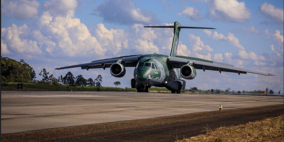 Aeronave multimissão parte da Base Aérea de Brasília para Varsóvia O governo brasileiro enviará a Polônia, na próxima segunda-feira, um avião da Força Aérea Brasileira (FAB) para repatriar brasileiros que deixaram […]