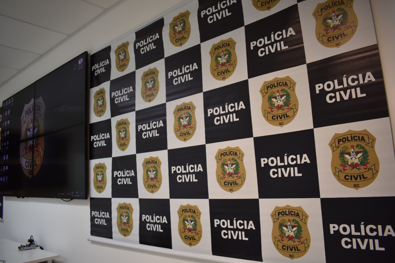 Polícia Civil acredita que local era utilizado para realizar ameaças e extorsões Com banners, algemas e armamento falsos, uma delegacia falsa foi descoberta nesta quarta-feira (27) em Novo Hamburgo. A 1ª […]