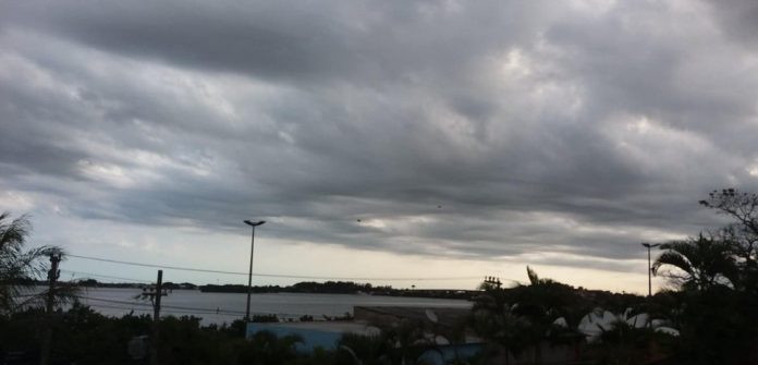 Manhã deve começar com temperaturas mais amenas O tempo deve pregar uma peça ao longo desta sexta-feira. De acordo com a MetSul Meteorologia, o dia começa com sol entre nuvens. Porém, ainda […]