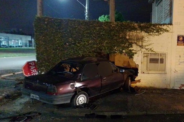 Vítimas tinham 23 e 28 anos Duas pessoas morreram em um acidente na RS-239, em Sapiranga, no Vale do Sinos. De acordo com o Comando Rodoviário da Brigada Militar (CRBM), um veículo Monza, […]