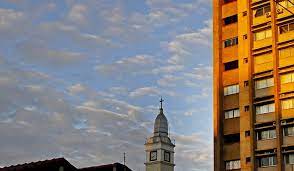 No decorrer do dia, o sol aparece com nuvens na maior parte do Estado A sexta-feira começa com áreas de instabilidade avançando com chuva e trovoadas do Centro para o […]