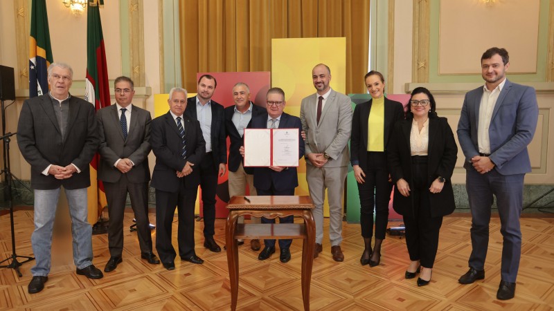 O governo do Estado assinou, nesta terça-feira (23/8), um protocolo de intenções com a CB Bioenergia para a instalação de uma indústria de etanol no município de Santiago, que poderá […]