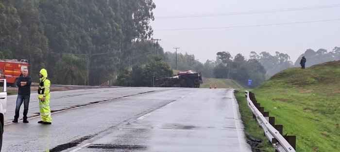 Há vazamento de óleo diesel e não há previsão de liberação do tráfego. Situação causa ao menos três quilômetros de congestionamento em cada sentido Um acidente envolvendo dois caminhões na manhã desta […]