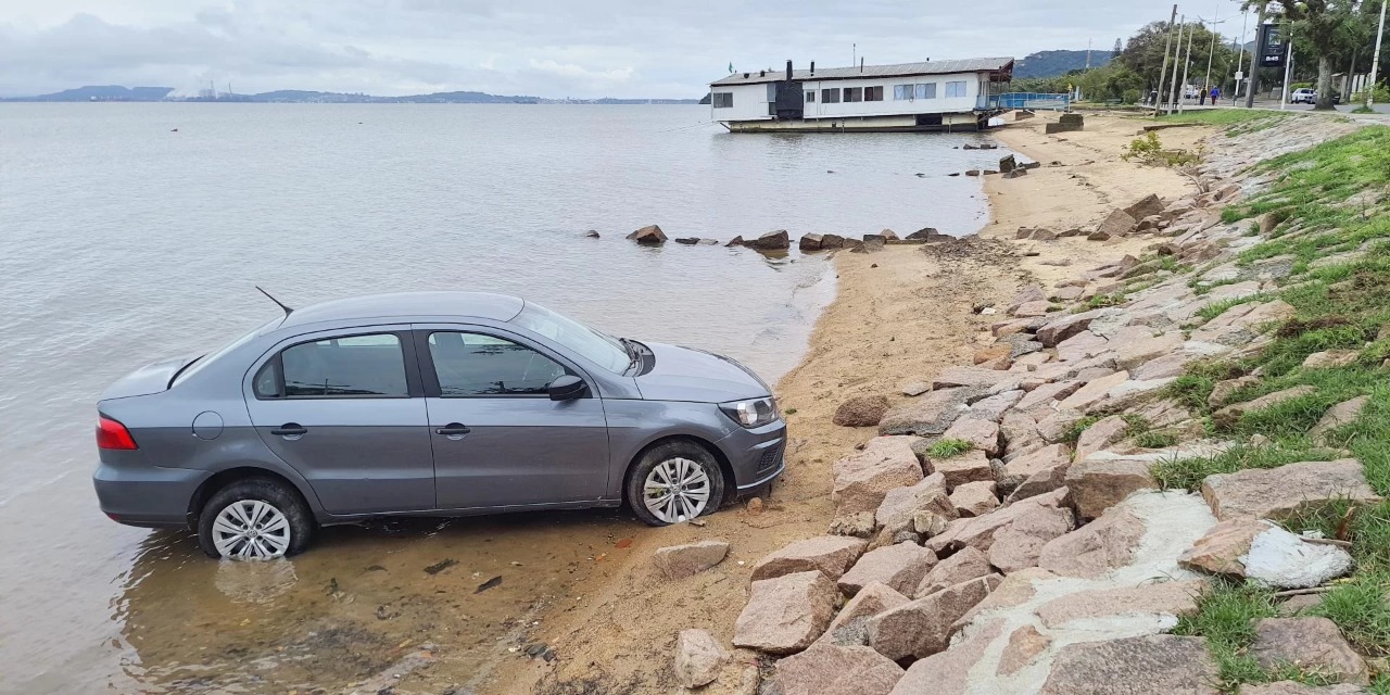 O veículo estava em frente ao cruzamento das avenidas Guaíba e Oswaldo Gonçalves Cruz Um automóvel foi encontrado na beira da praia na manhã desta quarta-feira no bairro Ipanema, na […]