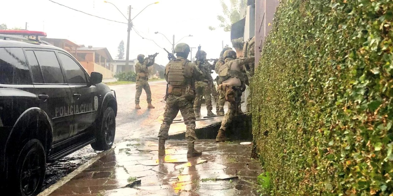 Investigação da DP de Esteio apontou que quadrilha teria extorquido mais de R$ 2,5 milhões das vítimas A Polícia Civil prendeu 32 envolvidos no golpe dos nudes na manhã desta quinta-feira com […]