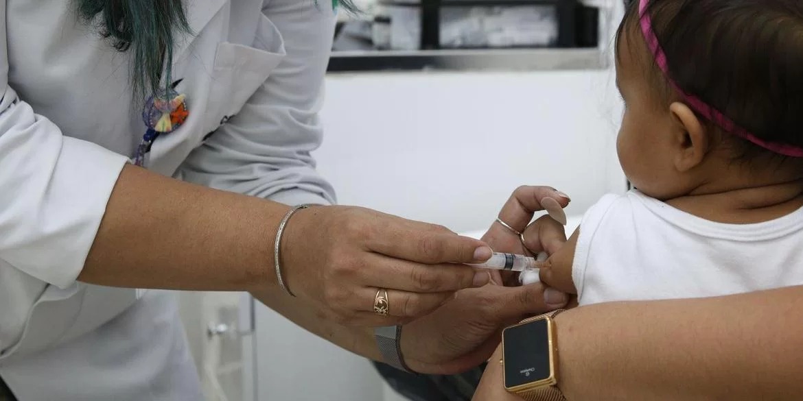Primeira remessa tem 1 milhão de doses e será distribuída aos estados O Ministério da Saúde recebeu nesta quinta-feira a primeira remessa de doses contra a Covid-19 destinada a crianças de seis […]
