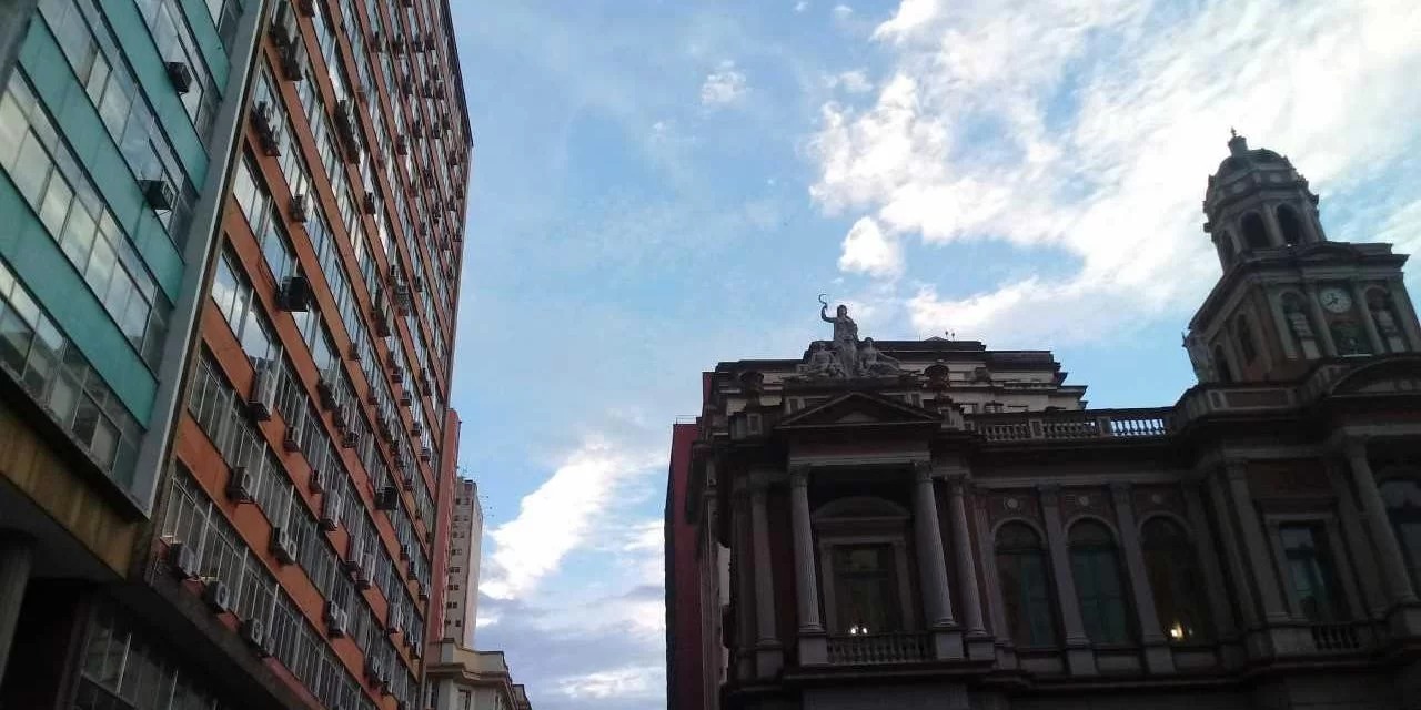 Nuvens devem avançar do mar para o continente e serão vistas no Leste gaúcho e no Centro O sol aparece em todo o Rio Grande do Sul nesta sexta-feira, encerrando […]