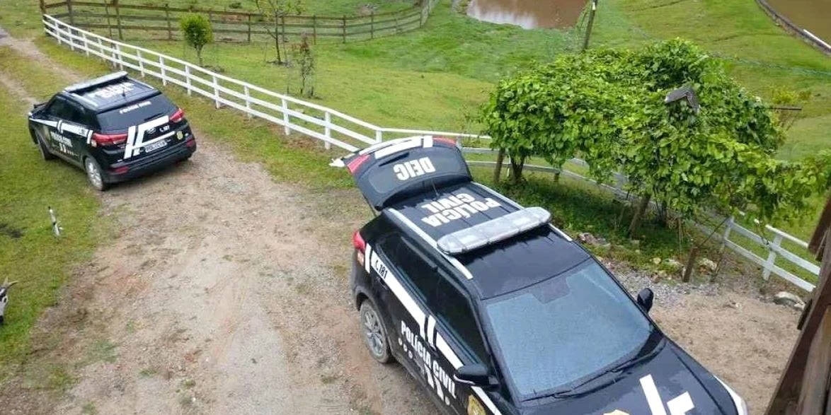 Oito suspeitos foram presos na última segunda-feira pela Polícia Civil em um sítio em São Pedro de Alcântara, na Grande Florianópolis, onde fariam um encontro anual da célula dos três […]