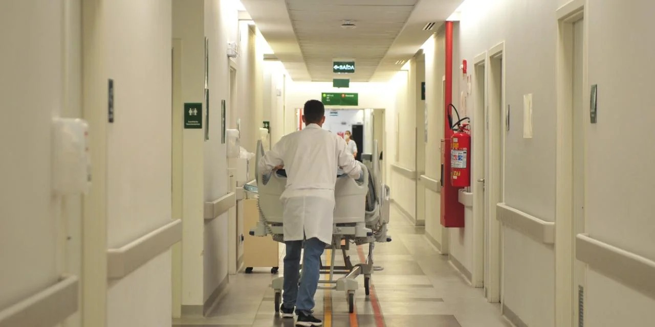 Aumento se dá especialmente na população adulta e nas faixas etárias acima de 60 anos Os casos de Síndrome Respiratória Aguda Grave (SRAG) por Covid-19 apresentam crescimento em estados de todas as […]