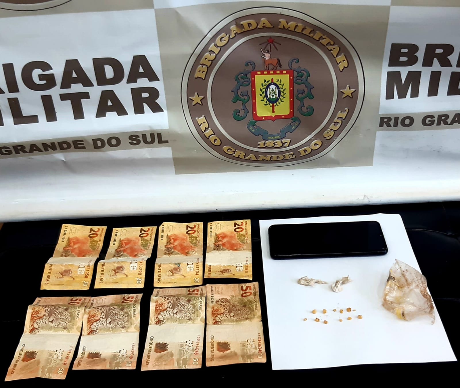 A Brigada Militar flagrou a tarde do dia 20 de dezembro, terça-feira, a comercialização de drogas entre um homem e uma mulher. Foram apreendidas 12 porções de substância com características […]