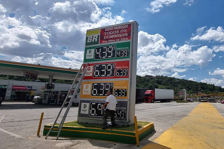 O Conselho Administrativo de Defesa Econômica (Cade) vai investigar o aumento nos preços de combustíveis em postos pelo Brasil. O ofício com a determinação foi emitido pelo presidente da autarquia, Alexandre Macedo, e enviado à secretaria-geral […]