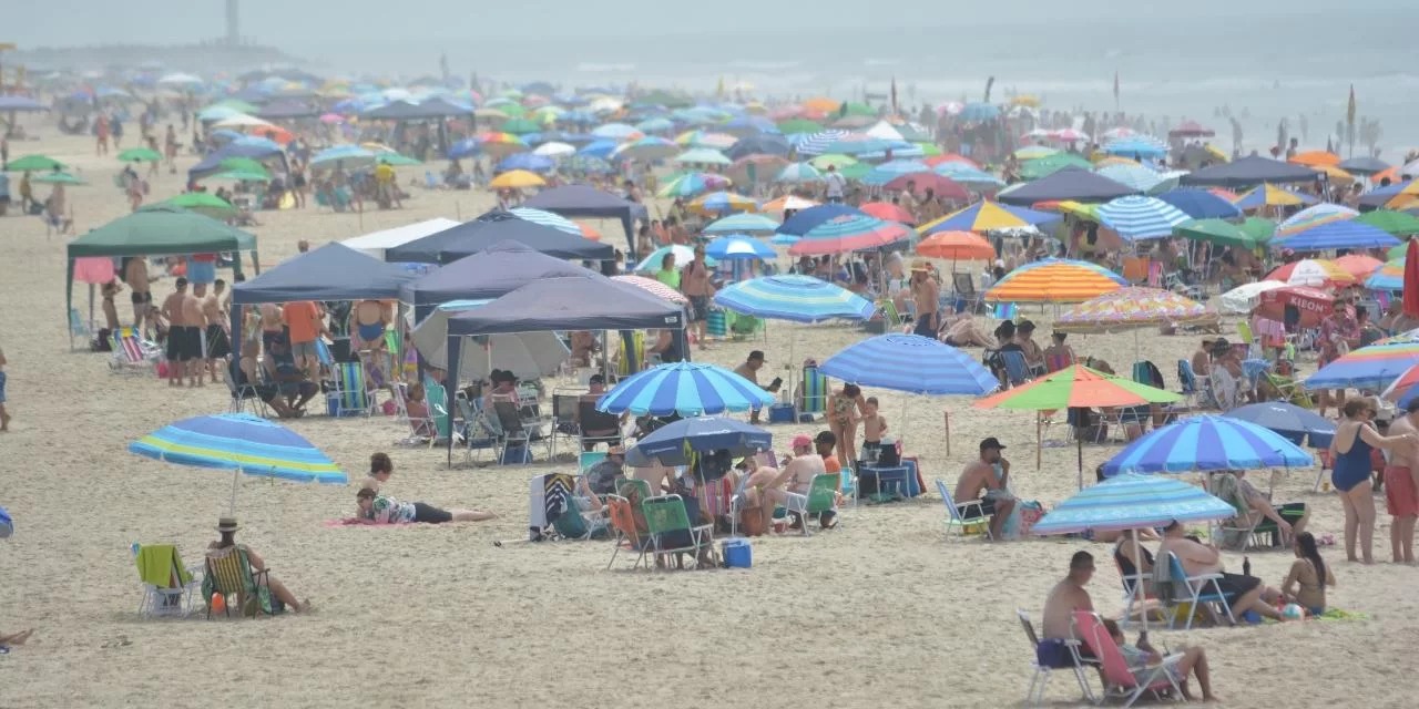 Estado terá máximas próximas ou acima dos 30ºC durante a tarde A nebulosidade segue no Rio Grande do Sul nesta segunda-feira. De acordo com a MetSul, o sol aparece com […]