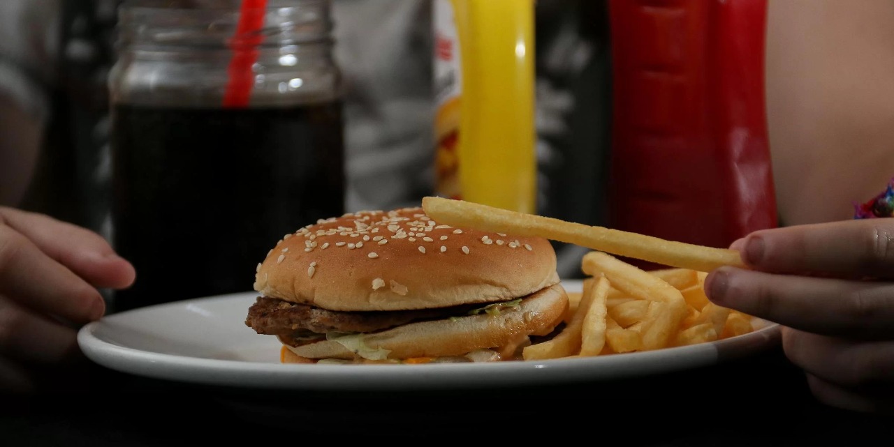 Pessoas obesas ou com diabetes devem sabidamente evitar alimentos ultraprocessados e ricos em gordura. Agora, pesquisadores da Escola de Medicina Keck, da Universidade do Sul da Califórnia (EUA), descobriram que […]