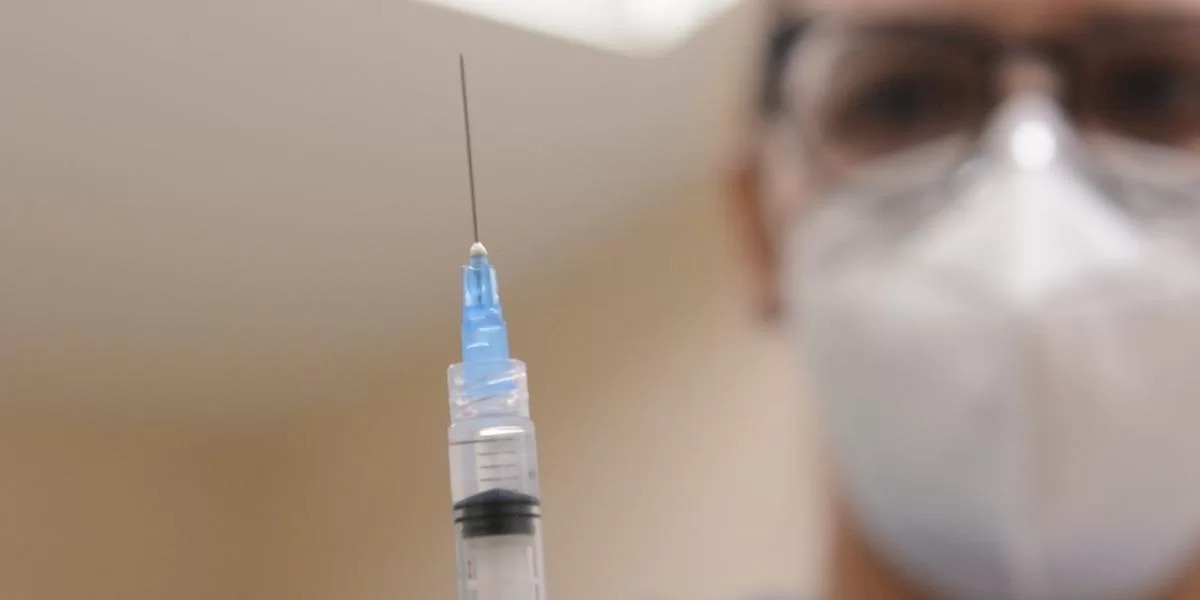A Anvisa recebeu, nessa segunda-feira, o pedido de registro definitivo da vacina Comirnaty bivalente BA.4/BA.5 contra a Covid-19, fabricada pela Pfizer. O uso do imunizante já havia sido autorizado de forma emergencial em […]
