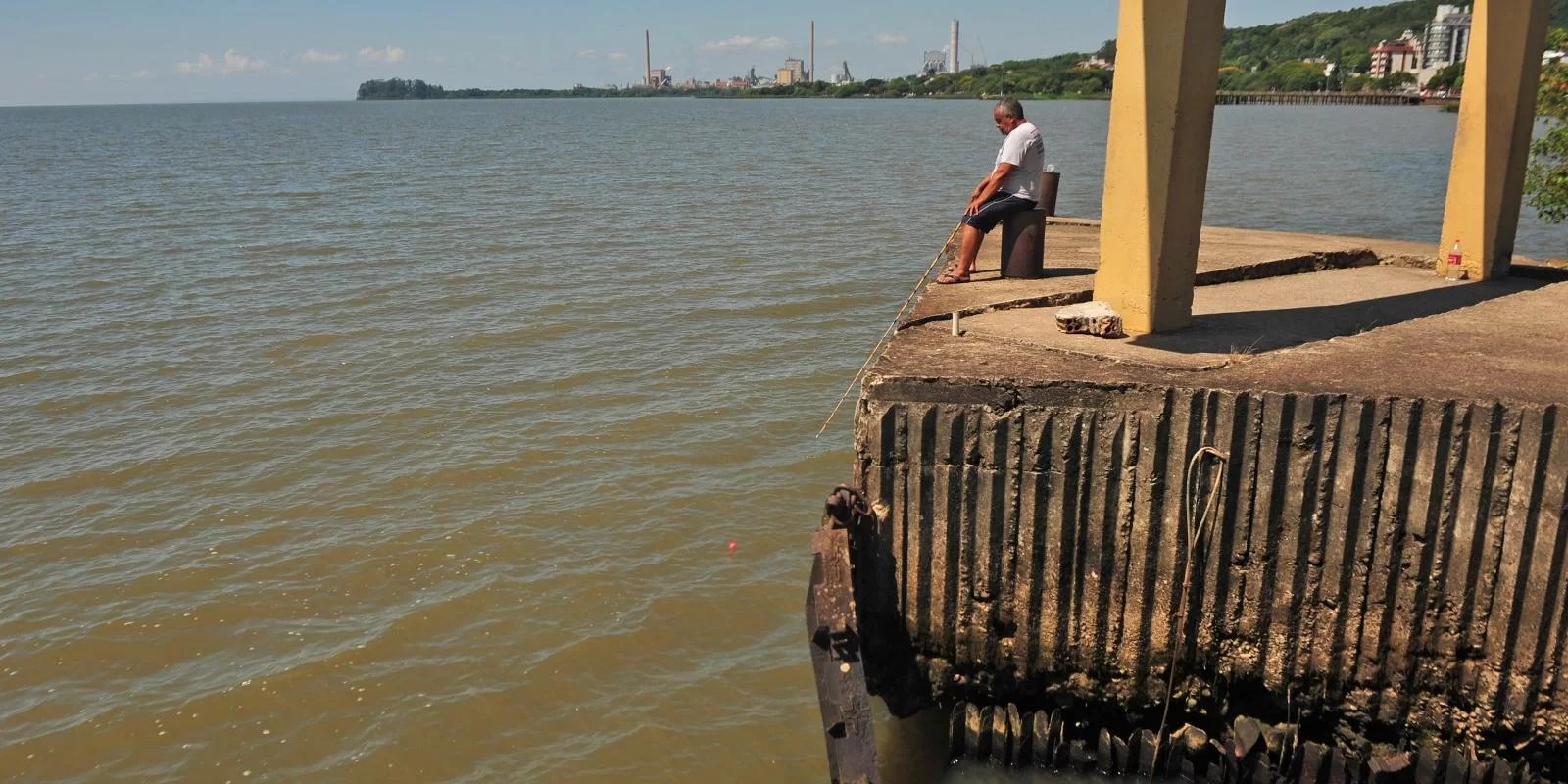 Hoje pela manhã, junto ao terminal do catamarã, no Centro de Guaíba, em meio às pedras, o autônomo José Machado buscava algumas tainhas com sua vara de pescar. Morador do […]
