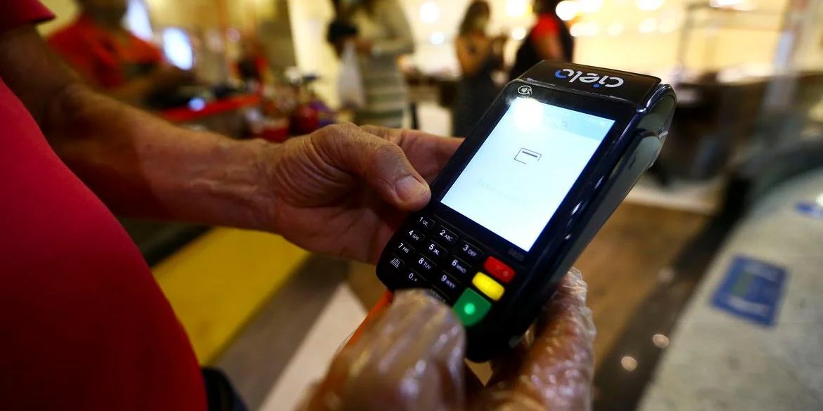 A proporção de&nbsp;famílias brasileiras endividadas&nbsp;cresceu 0,3 ponto porcentual (p.p.) em fevereiro ante janeiro, para 78,3%, após dois meses de estabilidade, informou nesta quarta-feira a&nbsp;Confederação Nacional do Comércio de Bens, Serviços [&hellip;]