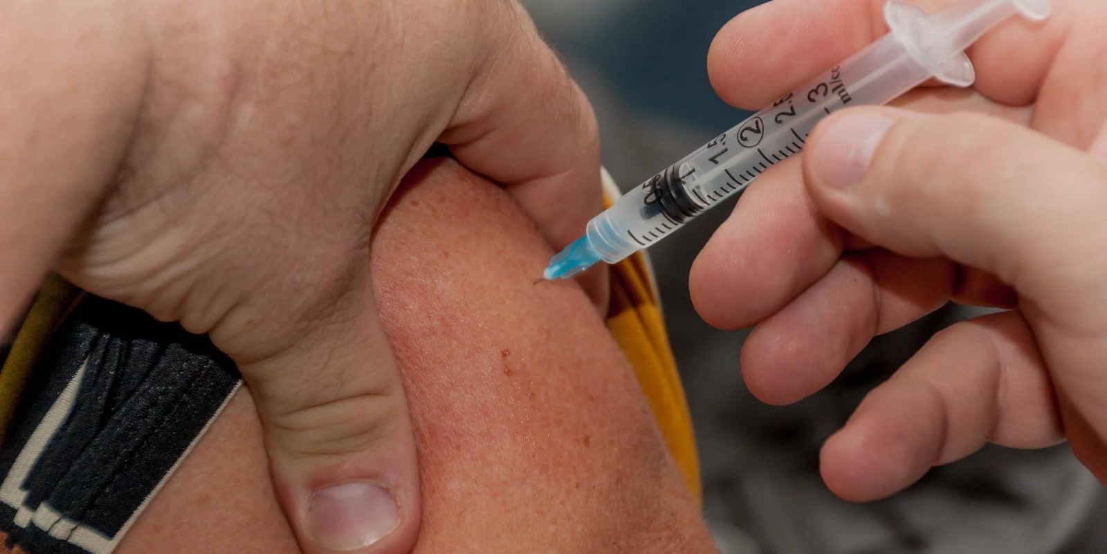 Chega ao Rio Grande do Sul, nesta terça-feira, o primeiro lote de vacinas contra a Mpox, popularmente conhecida como varíola do macaco. Serão 1.384 doses do imunizante para aplicação em duas doses, […]