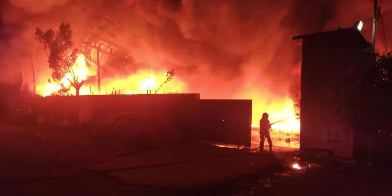 Duas empresas de reciclagem foram destruídas na madrugada desta quinta-feira em São Leopoldo, no Vale do Rio dos Sinos. O sinistro começou por volta da 1h na avenida João Correia, [&hellip;]