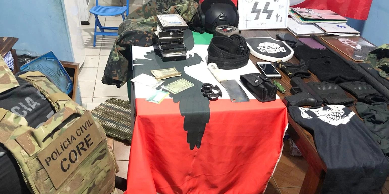 A Polícia Civil realizou uma operação de emergência na noite dessa terça-feira em Maquiné, no Litoral Norte, em que apreendeu material de cunho neonazista e fascista na casa de um […]