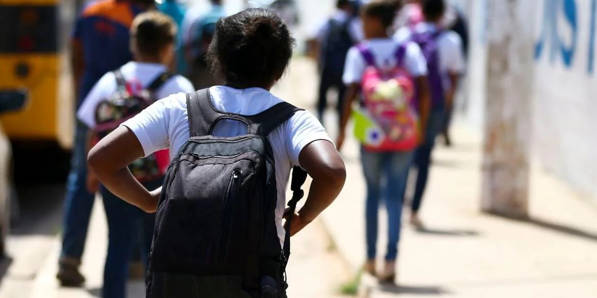 Na entrada da escola, barreiras. Nas cercanias, policiais por todos os lados. Botões escondidos de pedidos de socorro. Quais são, afinal, as medidas mais adequadas como prevenção à violência em unidades […]