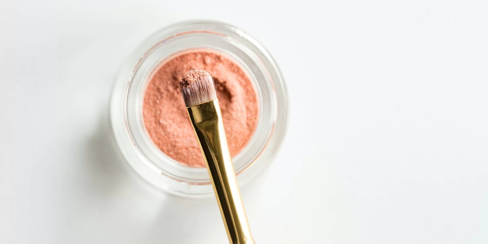 O termo dermocosmético se popularizou após produtos do mercado de beleza serem lançados com a finalidade de realizar mais de uma função, maquiar e tratar a pele. Para que itens […]