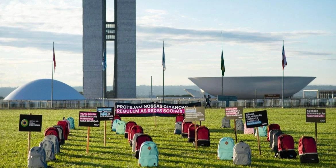 Mochilas foram posicionadas na manhã desta terça-feira (2) no gramado do Congresso Nacional, em Brasília, para homenagear vítimas de violência nas escolas. Segundo o movimento Avaaz, responsável pelo ato, 35 […]