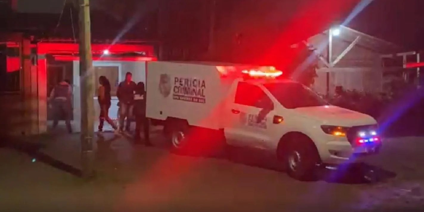 Um homem foi executado a tiros dentro da residência na madrugada desta terça-feira na zona Sul de Porto Alegre. O homicídio ocorreu por volta das 2h23min na rua do Schneider, […]