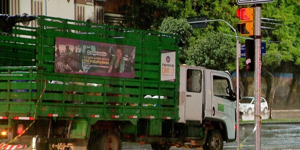 Um gari morreu atropelado pelo próprio caminhão da equipe de coleta de lixo no bairro Cidade Baixa, em Porto Alegre. O acidente de trânsito ocorreu na noite dessa terça-feira no cruzamento entre a […]