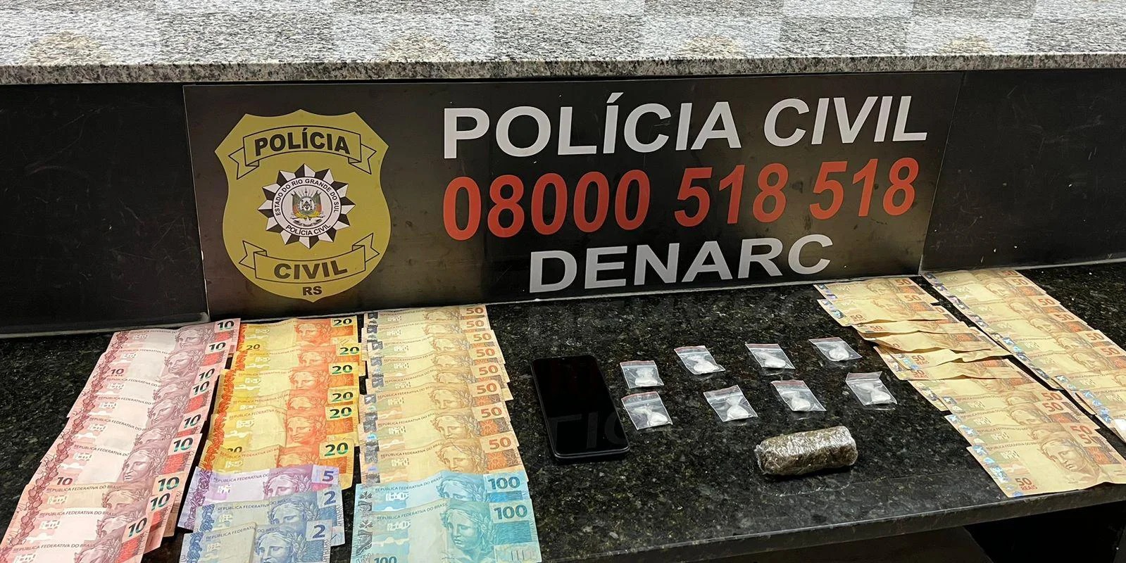 O Departamento Estadual de Prevenção e Repressão ao Narcotráfico (DENARC) prendeu homem que fazia tele-entrega de drogas. A ação ocorreu na tarde desta quinta-feira, no bairro Azenha, em Porto Alegre. […]