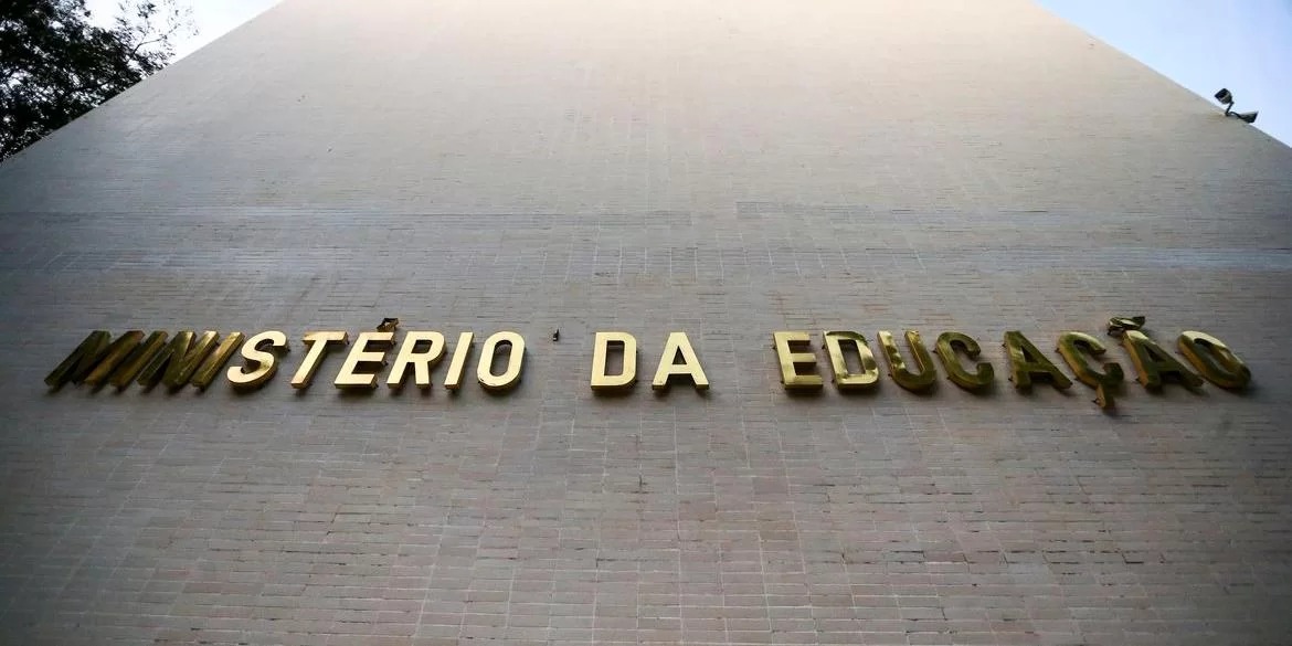 Nesta segunda-feira, o MEC (Ministério da Educação) começa a ouvir alunos e professores sobre o novo ensino médio em novo estudo público pelo WhastApp. A pesquisa quantitativa e qualitativa, aplicada por meio de […]