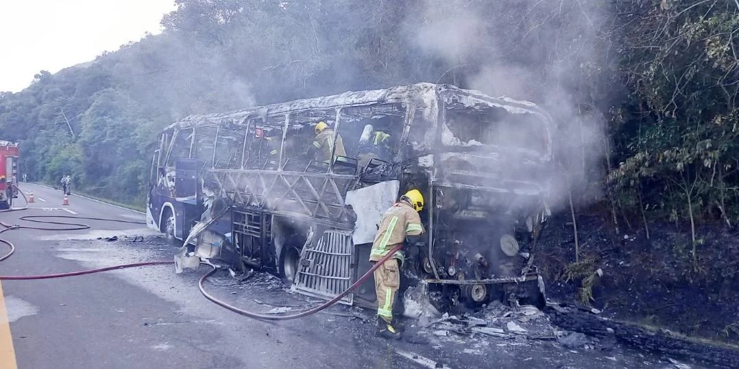 Um ônibus foi destruído por um incêndio na manhã desta terça-feira no km 32 da ERS 115, em Gramado, na Serra. Conforme o Comando Rodoviário da Brigada Militar (CRBM), o [&hellip;]