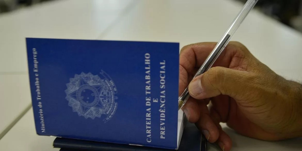 O Brasil contava com 3,8 milhões de desalentados no trimestre encerrado em abril. O contingente corresponde a uma redução de 192 mil pessoas (-4,8%) na situação, na comparação com os […]