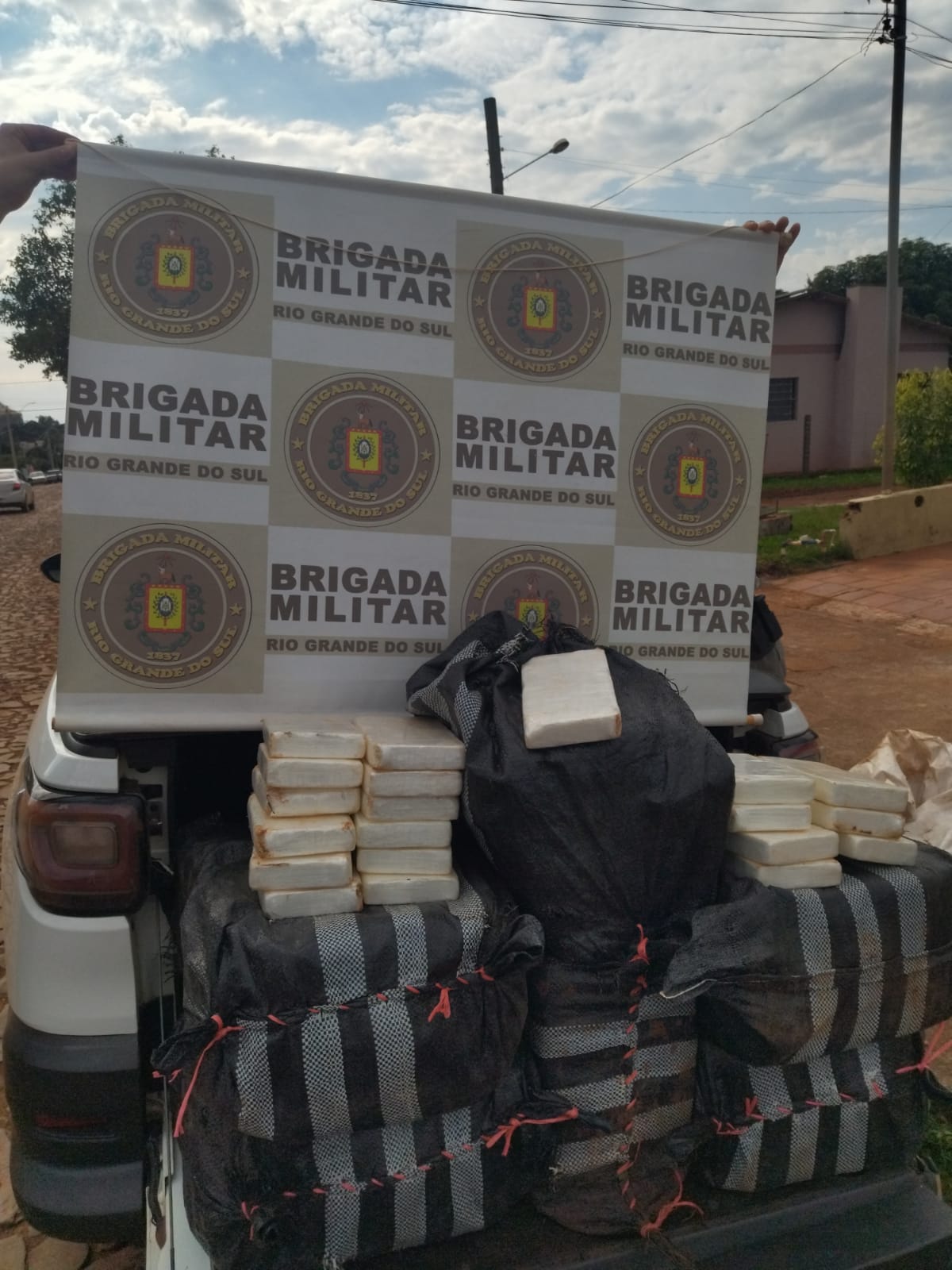 Nesta manhã de sexta-feira a Sessão de Inteligência do 14º BPM da Brigada Militar monitorou uma Aeronave sobrevoando Santo Izidro interior de São Nicolau, e dois veículos caminhonete brancas saindo […]