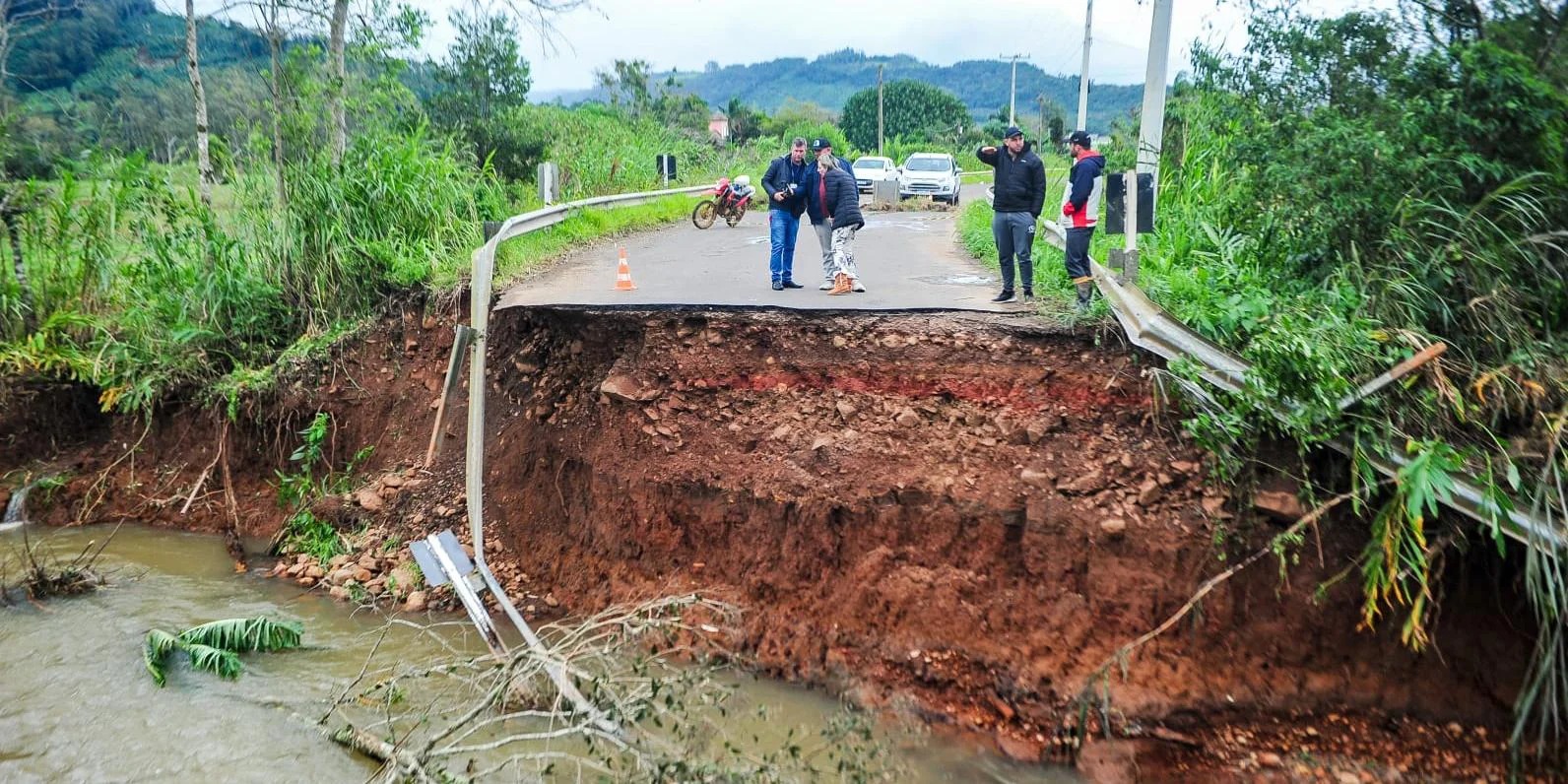 Por conta da força do vento e da chuva de um ciclone extratropical que atingiu o Rio Grande do Sul, parte da ponte de ferro que cruza um rio na […]