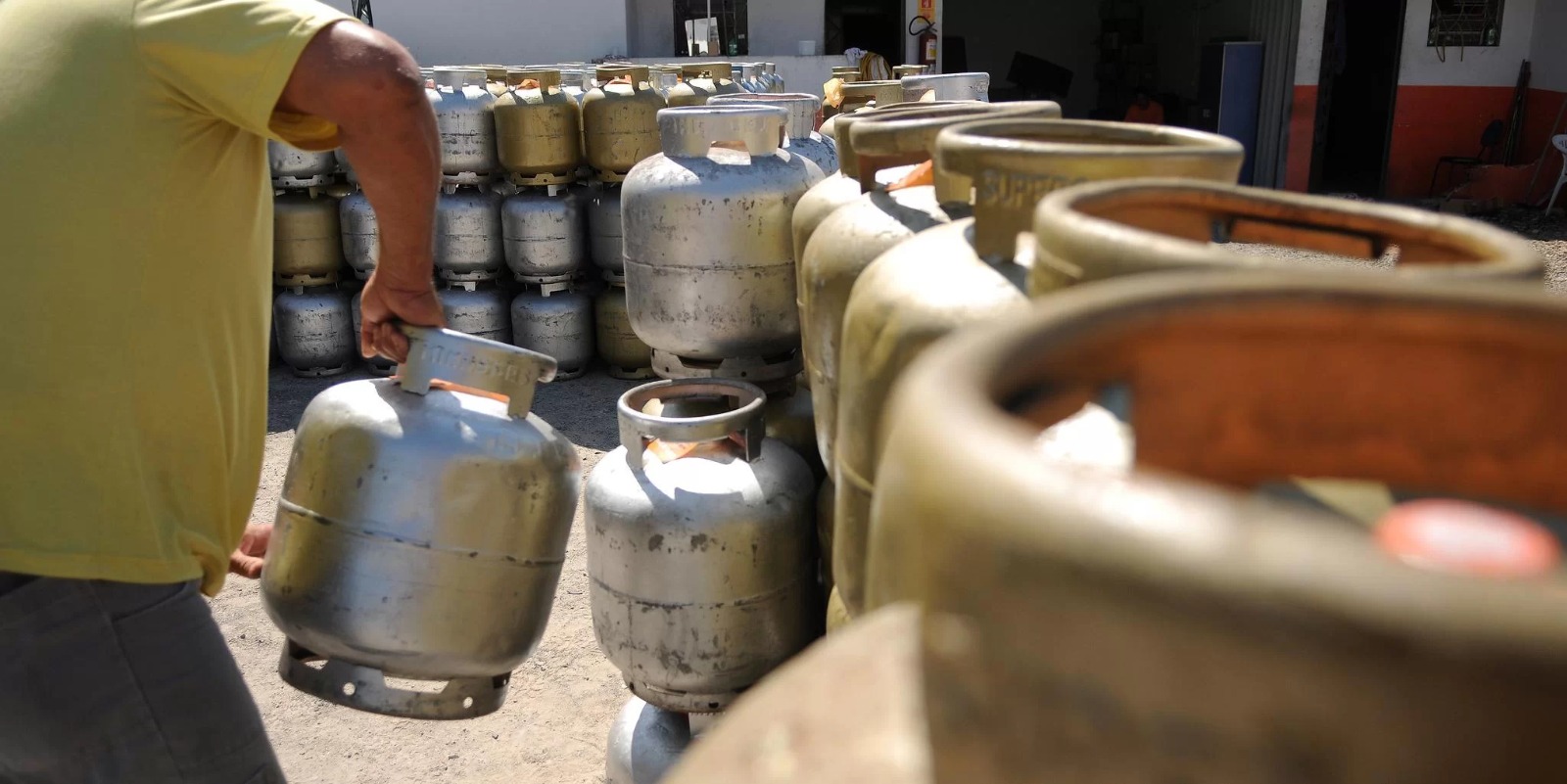 Depois de reduzir o preço da gasolina em 5,3%, a Petrobras informou que também vai diminuir o preço do gás de cozinha, produto em parte importado, em 3,9%, ou R$ 0,10 por quilo de […]