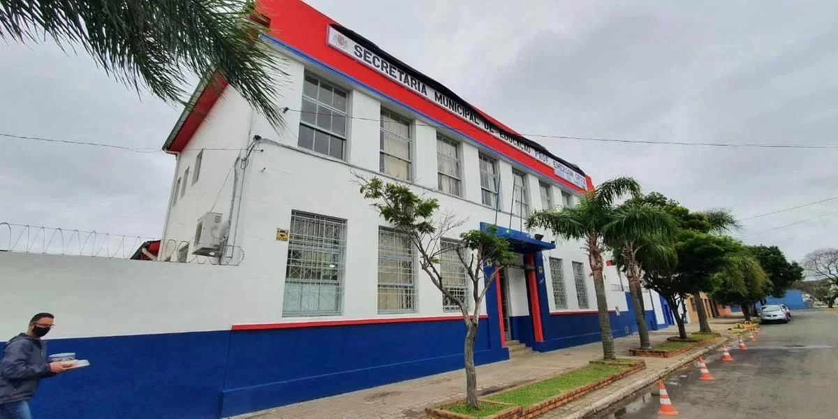 A secretaria de Educação de&nbsp;Uruguaiana&nbsp;suspendeu as aulas da rede municipal nesta sexta-feira. O anúncio foi feito pela secretária Maria Helena Barros, em função da previsão de eventos climáticos rigorosos para [&hellip;]