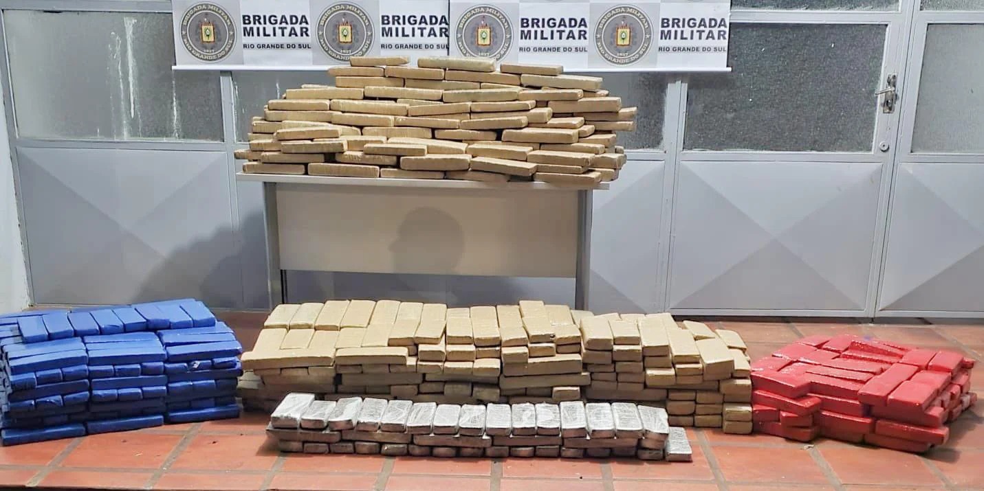 Dois traficantes foram presos na ação ocorrida no final da noite desse domingo A Polícia Rodoviária Federal e a&nbsp; Brigada Militar interceptaram um carregamento de drogas no final da noite [&hellip;]