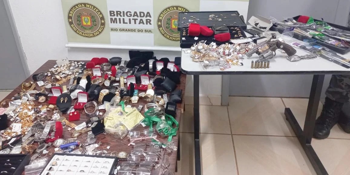 Criminosos foram detidos pelo 14º BPM em um matagal em Cândido Godói, após acidente com o veículo usado na fuga A Brigada Militar confirmou a prisão na noite dessa quarta-feira [&hellip;]