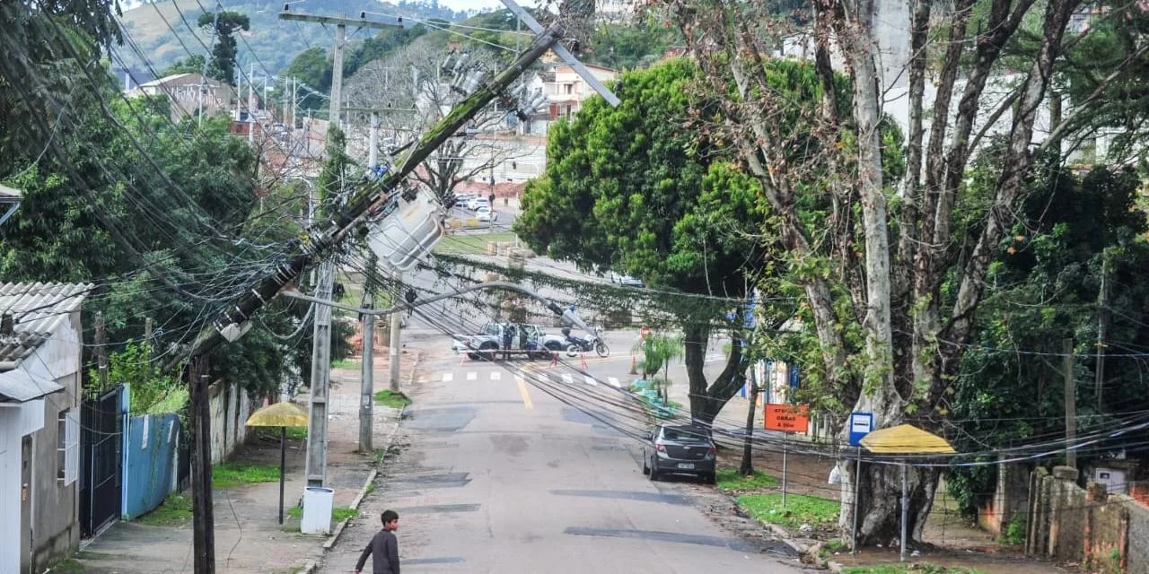 Após ser atingido por dois carros na noite de quinta-feira, um poste de energia elétrica na rua Mariano de Matos, no bairro Santa Tereza, em Porto Alegre, partiu-se ao meio [&hellip;]
