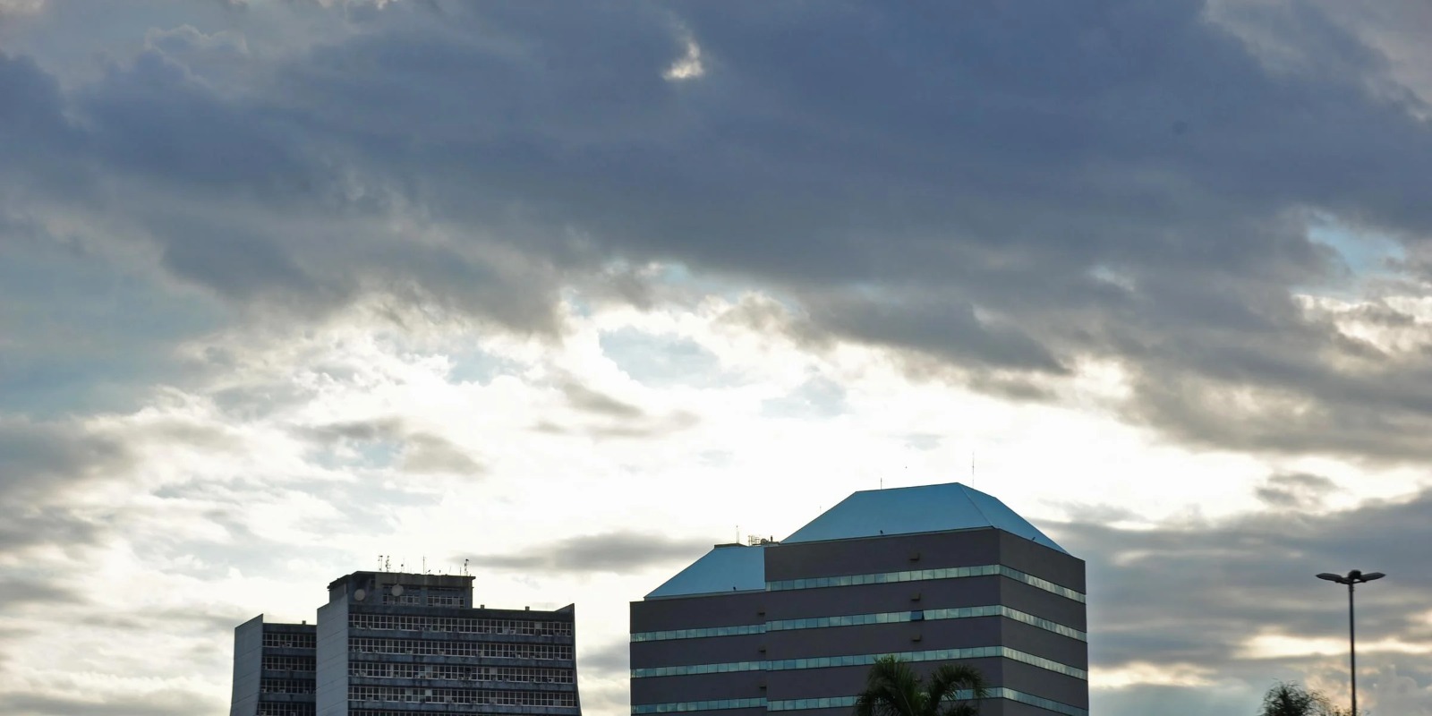 Região Sul terá frio e chuva, enquanto Norte tem previsão de calor e sol O tempo na segunda-feira será marcado por uma mudança brusca de temperatura. Se ao longo da [&hellip;]