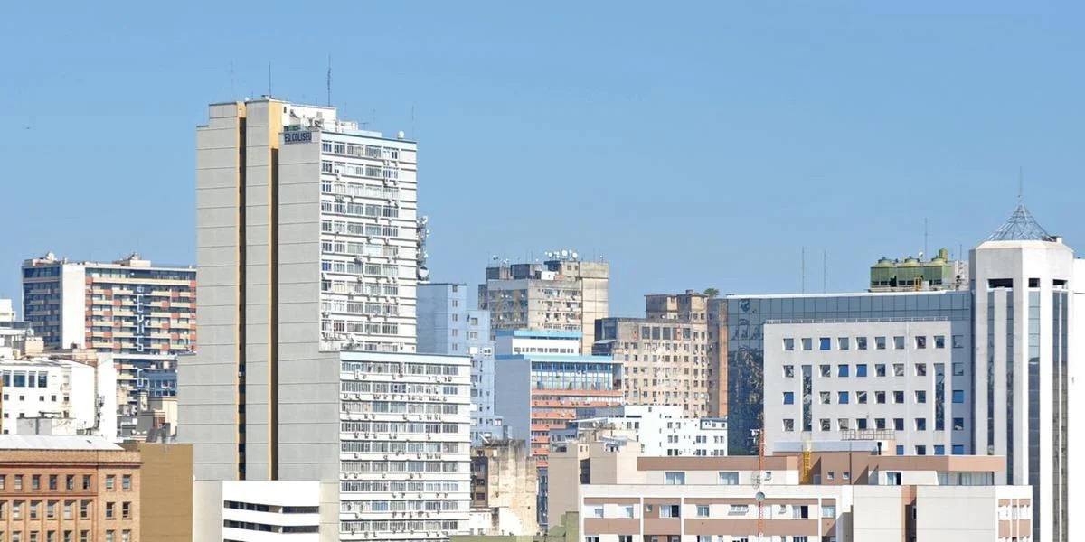 Máxima em Santa Rosa será de 32°C O calor fora de época persiste no&nbsp;Rio Grande do Sul&nbsp;na região Noroeste nesta sexta-feira. O sol aparece entre nuvens em todo território gaúcho, [&hellip;]