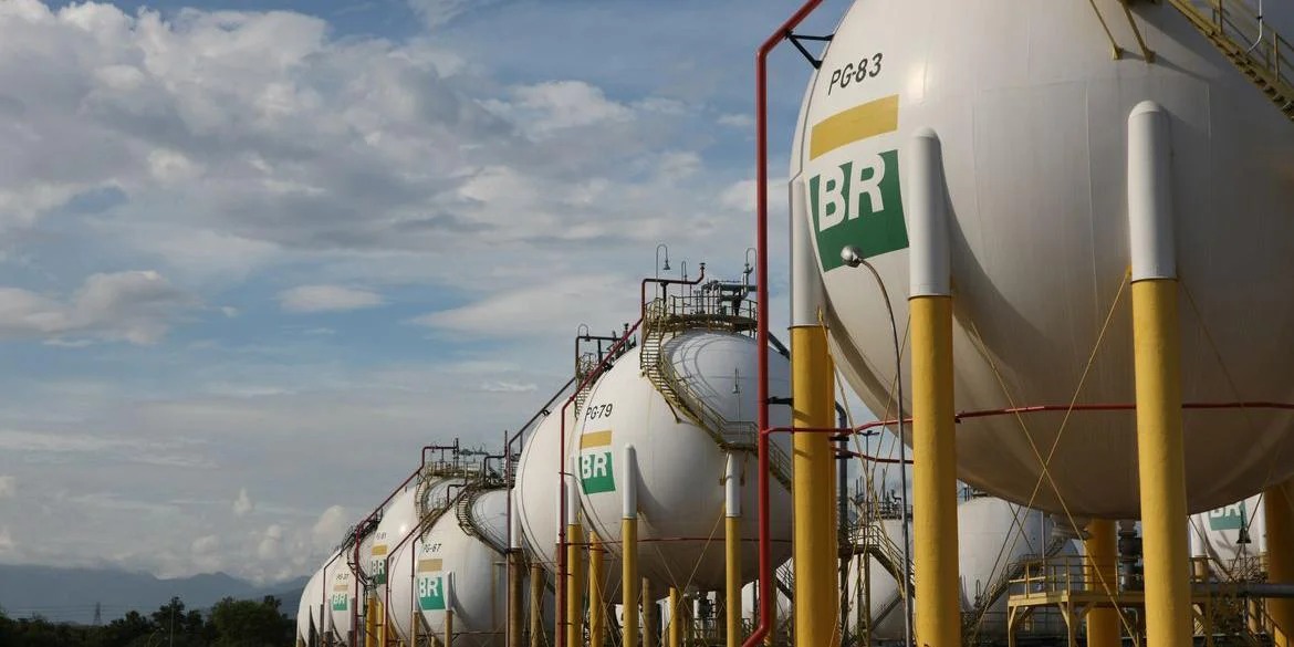Novos valores entram em vigor nesta quarta-feira A&nbsp;Petrobras&nbsp;informou nesta terça-feira que vai elevar o preço da gasolina e do diesel nas suas refinarias a partir de quarta-feira. O preço da&nbsp;gasolina&nbsp;será [&hellip;]