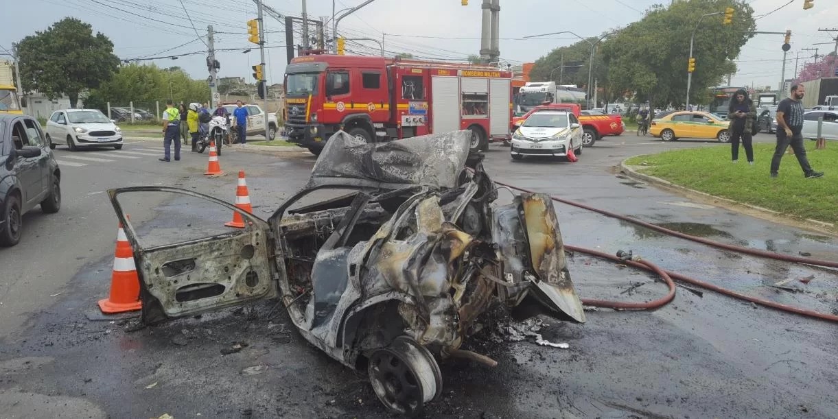 Um ônibus que transportava crianças colidiu contra um carro, que pegou fogo na zona Norte de Porto Alegre. O acidente ocorreu no começo da tarde desta terça-feira na avenida&nbsp;Assis Brasil, [&hellip;]