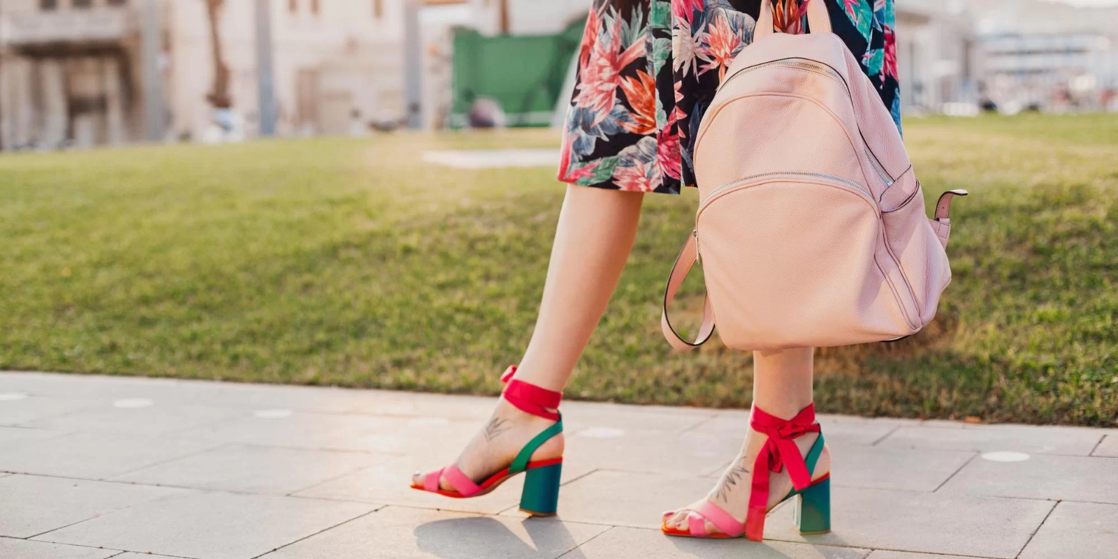 Enquanto as passarelas se despedem das tonalidades sóbrias e minimalistas do inverno, uma nova paleta de cores vibrantes se prepara para iluminar a primavera de 2023. Seguindo a tradição, tons [&hellip;]