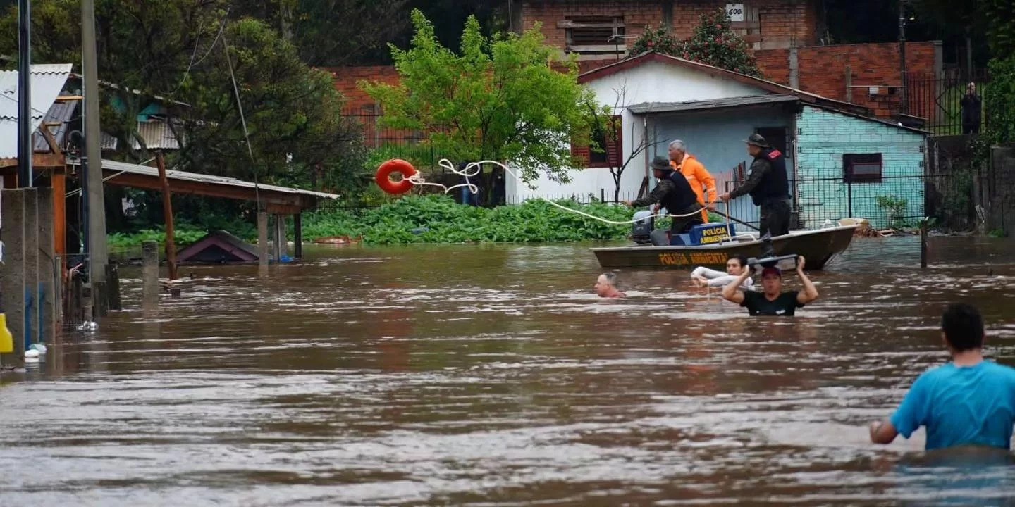 Trégua é curta e mais tempestades são previstas para quinta-feira A MetSul Meteorologia prevê sol entre nuvens para todas as regiões do Estado nesta terça-feira (5). Após tempestades, o tempo [&hellip;]