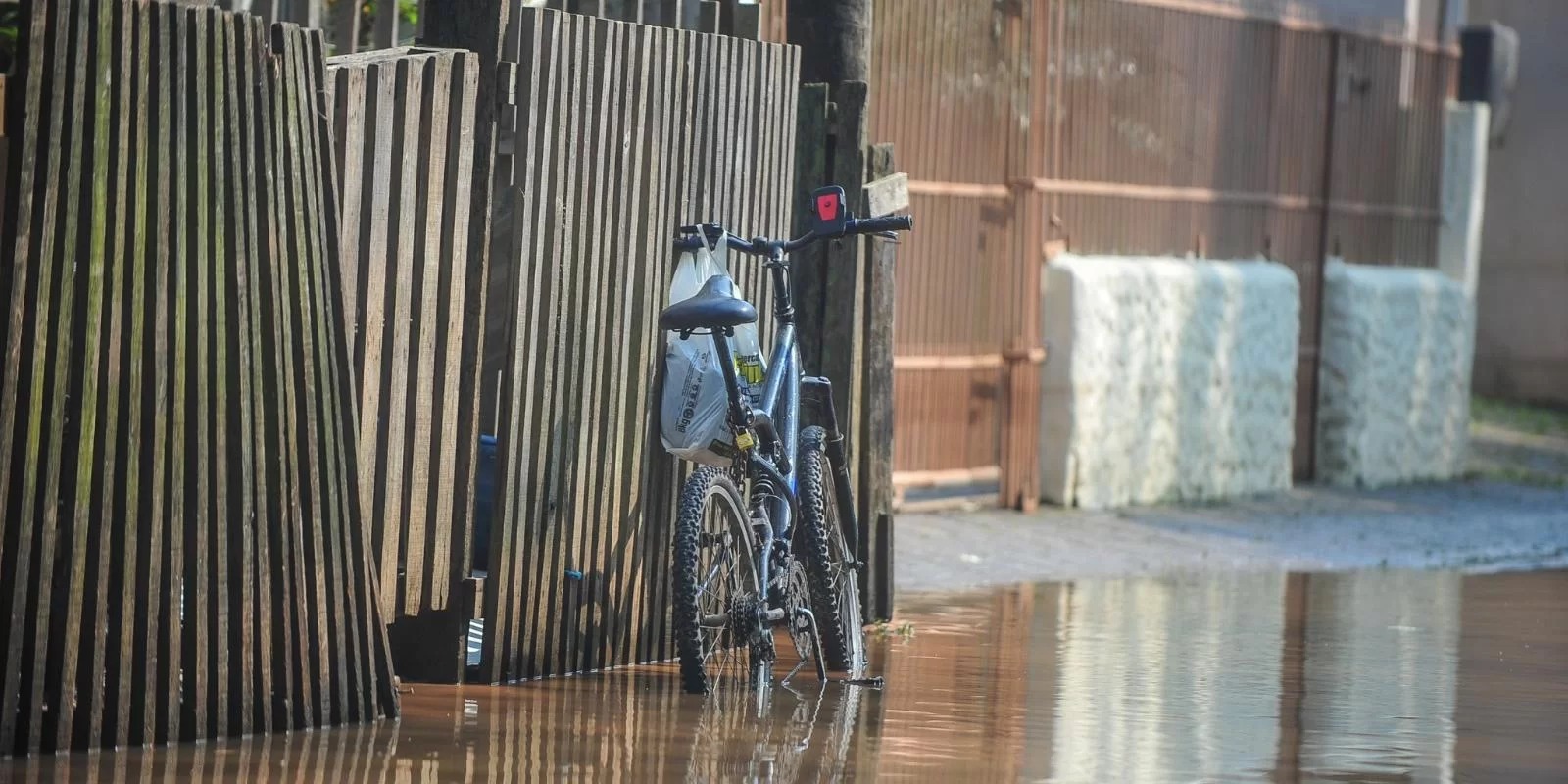 A Defesa Civil de Porto Alegre informou nesta segunda-feira que está monitorando os indicativos sobre a possibilidade de chuva a partir de quarta-feira na Capital, e ainda deverá emitir um [&hellip;]