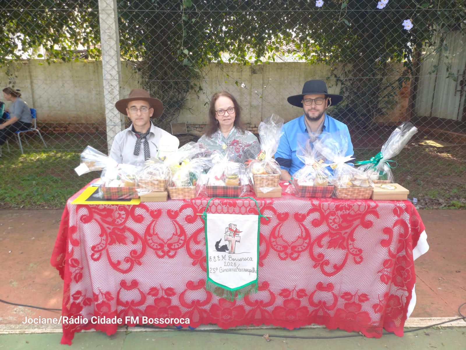 A Escola Ensino Médio Bossoroca iniciou nesta segunda-feira 18 de setembro o primeiro dia de atividades da sua tradicional Gincana Farroupilha. No primeiro dia de gincana os alunos realizaram as [&hellip;]