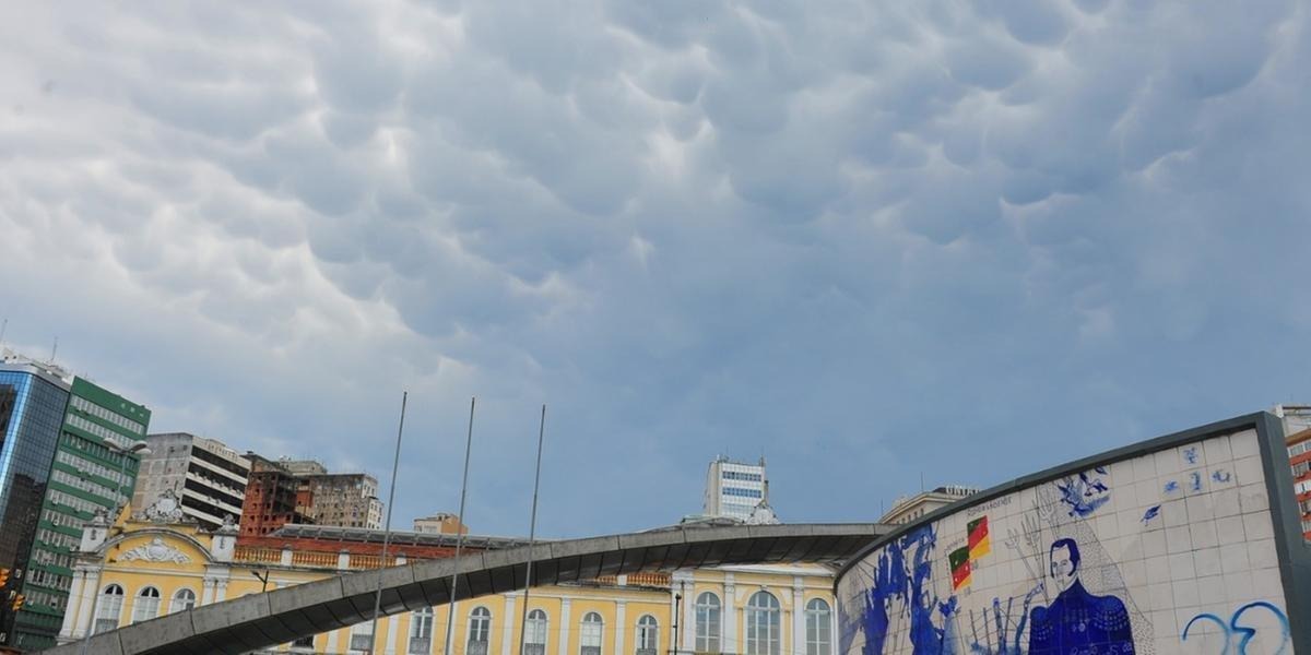 Vento continua intenso O sol aparece com nuvens nesta quinta-feira (28) em Porto Alegre e na maior parte do interior, sob ar mais seco e frio de alta pressão, o [&hellip;]