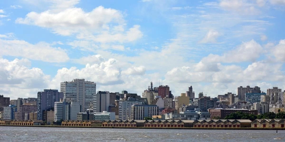 Vento é mais fraco que na quinta e trégua das chuvas se mantém O sol aparece com nuvens no Rio Grande do Sul nesta sexta-feira (29), com maior nebulosidade em [&hellip;]